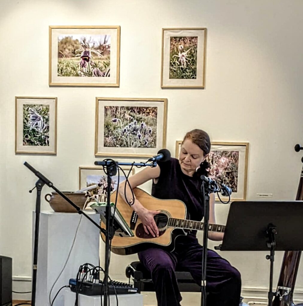 Dette billede har en tom ALT-egenskab (billedbeskrivelse). Filnavnet er VibeKoncert18.1.1-1013x1024.jpeg