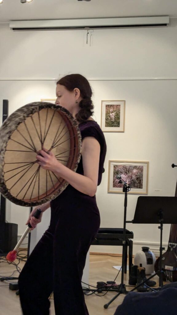 Dette billede har en tom ALT-egenskab (billedbeskrivelse). Filnavnet er VibeKoncert18.1.2-576x1024.jpeg